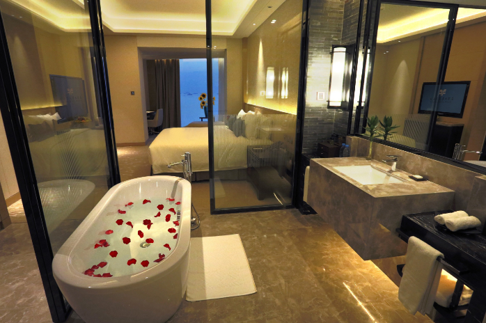 500平賓館酒店中央空調(diào)安裝方案推薦 針對(duì)不同面積以及不同使用需求的酒店中央空調(diào)安裝工程，我們有不同的方案推薦，大家都知道酒店安裝的中央空調(diào)跟其他場所有所不同，不僅僅是調(diào)節(jié)室內(nèi)溫度，酒店中央空調(diào)還需要解決熱水的問題，那么針對(duì)這個(gè)特殊性，我們應(yīng)該如何制定酒店中央空調(diào)安裝方案呢？   針對(duì)這個(gè)情況，越邦機(jī)電給大家推薦這兩種安裝方案，即風(fēng)管機(jī)加空氣能熱水的方案以及風(fēng)冷熱泵模塊機(jī)方案。   500平賓館酒店中央空調(diào)安裝方案推薦：風(fēng)管機(jī)+空氣能熱水器   酒店賓館房間較多，且每個(gè)房間都需求單獨(dú)控制，風(fēng)管機(jī)是一拖一形式出現(xiàn)的，每個(gè)房間安裝一臺(tái)，可以自由控制，這就解決了酒店賓館的溫控問題，安裝空氣能熱泵則可以解決用水的問題，這種安裝方案適合初始投資比較少的客戶選用，不過這樣安裝的劣勢(shì)就是，會(huì)占用更多的主機(jī)空間，并且對(duì)層高也有一定的要求，對(duì)建筑外墻的美觀度也還有一定的影響，綜合管理起來比較麻煩。   500平賓館酒店中央空調(diào)安裝方案推薦：風(fēng)冷熱泵模塊機(jī)   酒店、辦公樓、賓館、醫(yī)院等場所使用風(fēng)冷熱泵模塊機(jī)比較多，該機(jī)組可以一次性解決供熱、供冷和熱水的問題，不過這種方案前期成本投資較大，但是使用起來很方便，模塊機(jī)可以靈活的根據(jù)需求來串聯(lián)不同臺(tái)數(shù)的主機(jī)，以更好的效率來工作，同時(shí)具有熱回收功能，酒店的日常生活用水也可以得以解決。 以上就是上海越邦機(jī)電小編跟大家講解的內(nèi)容，如果您有相關(guān)中央空調(diào)安裝、中央空調(diào)節(jié)能改造方案、中央空氣凈化、中央空調(diào)維護(hù)保養(yǎng)、熱水凈水、新風(fēng)排風(fēng)、空氣能等業(yè)務(wù)上的問題，可以咨詢我們的在線客服，或者直接撥打我們的免費(fèi)熱線電話400-6969-298或199-0169-9929，我們將竭誠為您服務(wù)。越邦機(jī)電原創(chuàng)文章，抄襲必究，轉(zhuǎn)載請(qǐng)注明出處并附帶本文鏈接